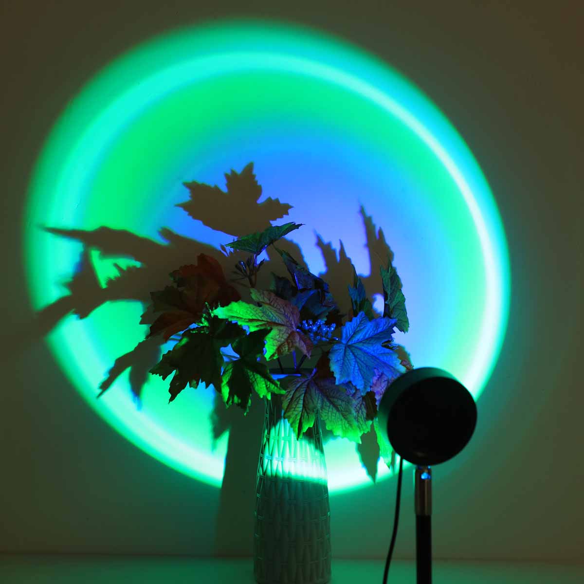 青から緑の光と花や植物の影を組み合わせた使用例。